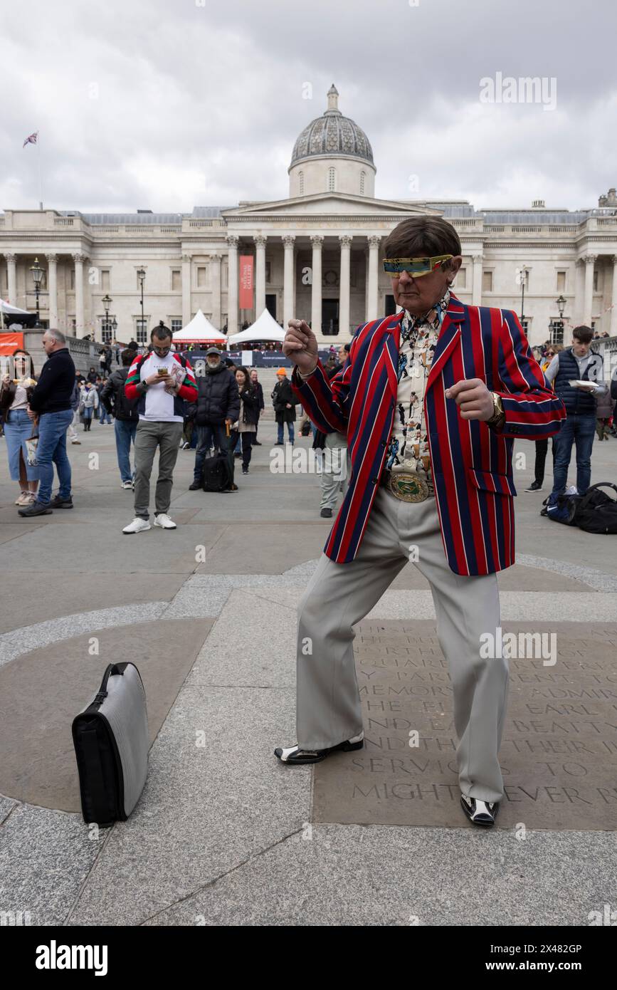 Homme habillé dans la tenue des années 1960 assiste à la Fête des équipés George Festival à Trafalgar Square, le 23 avril 2024 Banque D'Images