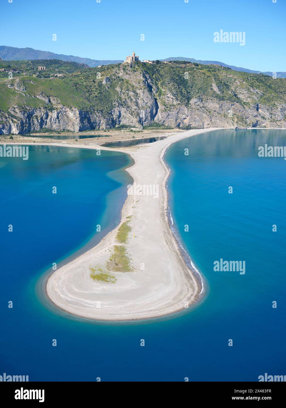 VUE AÉRIENNE. Sanctuaire de Tindari sur la falaise surplombant Punta Marinello (le banc de sable). Ville métropolitaine de Messine, Sicile, Italie. Banque D'Images