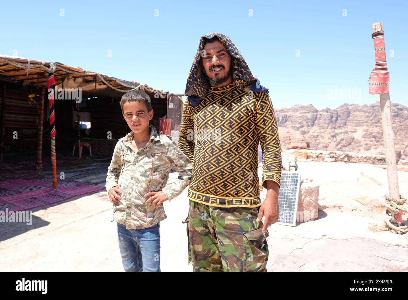 Petra Jordan local Bédouin Man et son fils qui dirigent une tente de thé et de café en haut au Haut lieu de sacrifice au-dessus de l'ancienne ville de Petra Banque D'Images