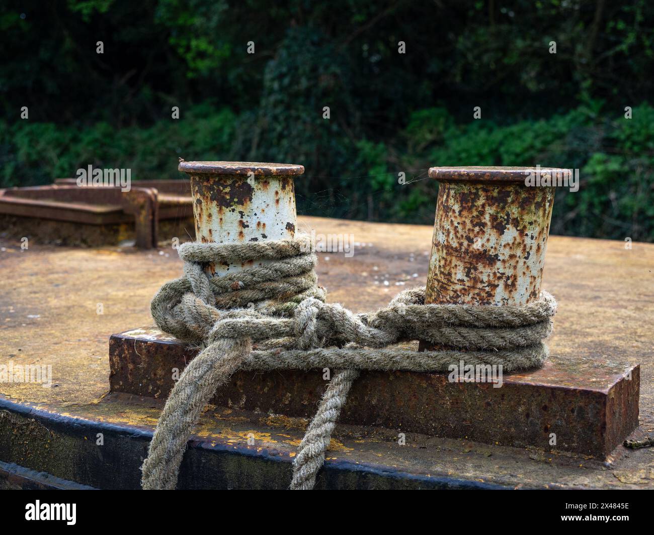 Poteaux d'amarrage rouillés avec corde d'amarrage attachée sur un vieux bateau étroit, Stoke Bruerne, Northamptonshire, Royaume-Uni Banque D'Images