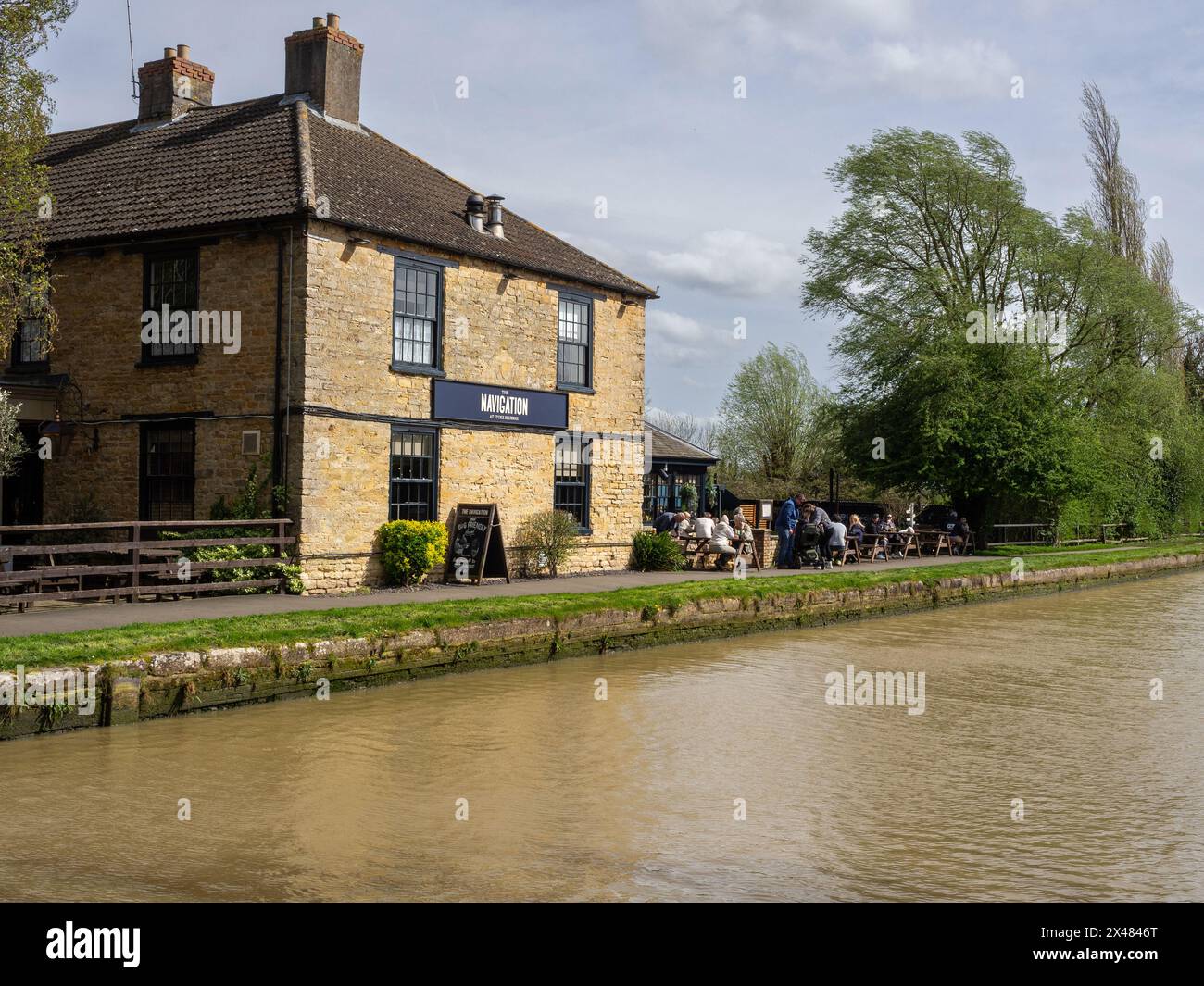 La navigation un pub populaire au bord du canal dans le village de Stoke Bruerne, Northamptonshire, Royaume-Uni Banque D'Images