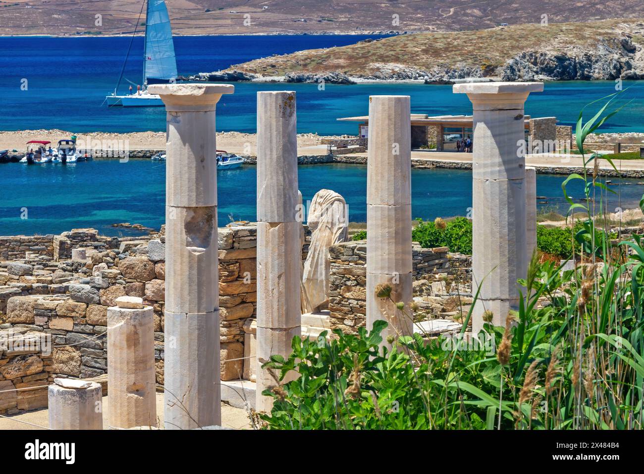Sur le site archéologique de l'île «sacrée» de Délos, tandis qu'à l'arrière-plan est l'île de Rineia, dans le complexe des îles des Cyclades, Grèce, Europe. Banque D'Images