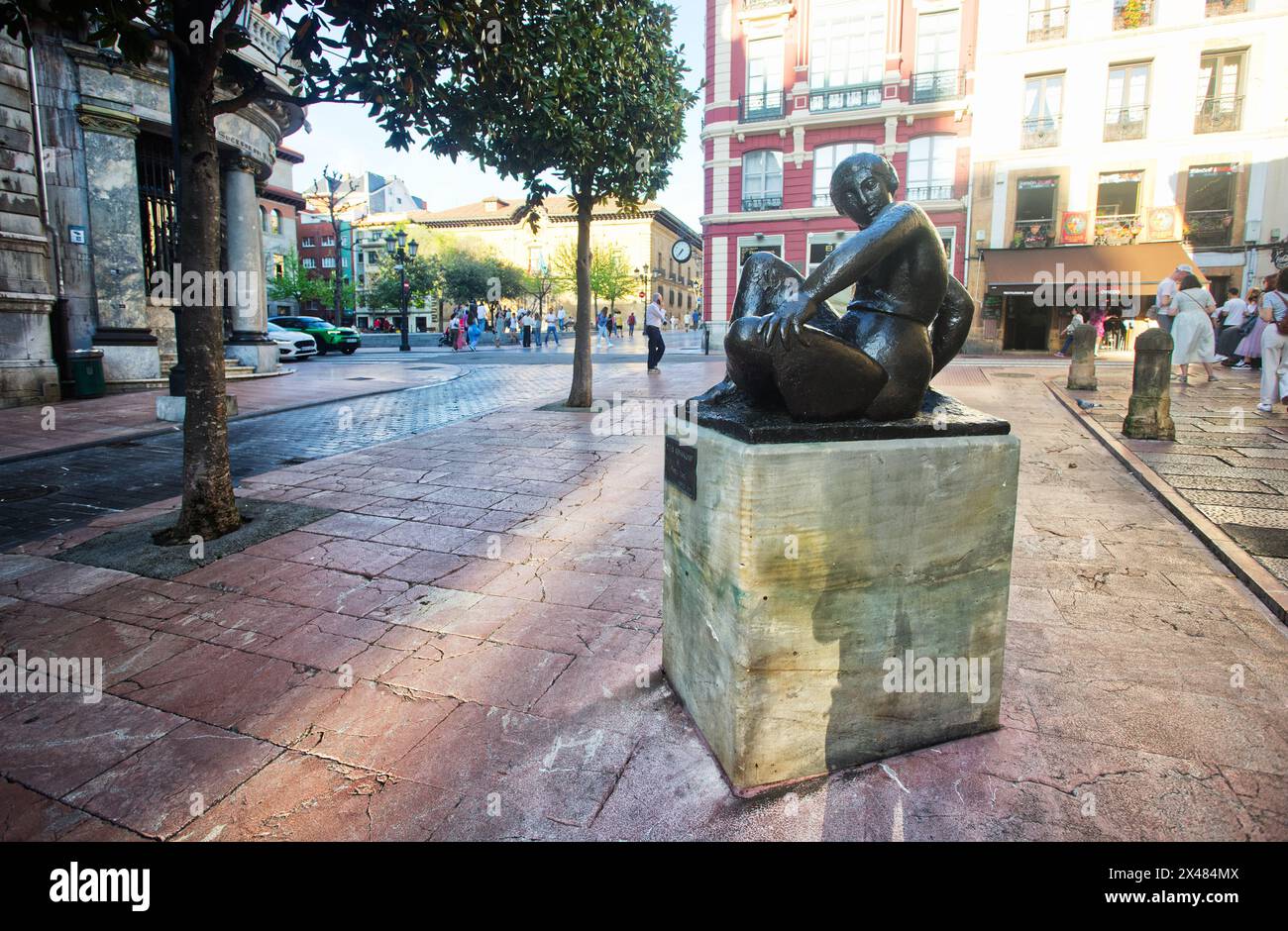Femme assise, auteur ; Manuel Martínez Hugué, sculpture urbaine en bronze située dans la Calle San Francisco, dans la ville d'Oviedo, Asturies, Espagne Banque D'Images