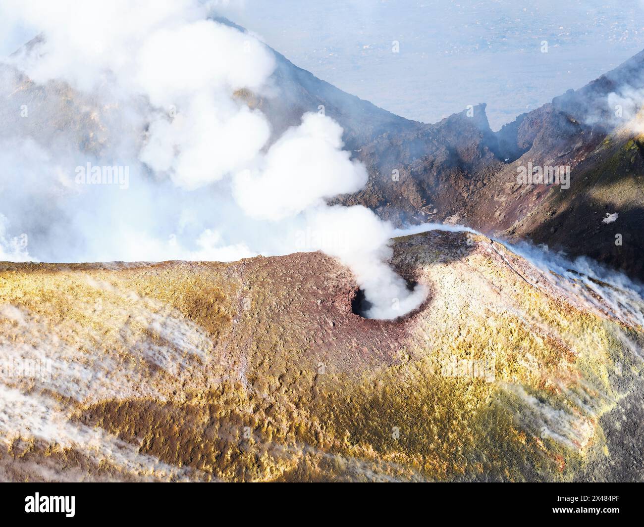 VUE AÉRIENNE. Nouveau cratère Sud-est sur l'Etna avec l'évent d'où proviennent les anneaux de fumée. Ville métropolitaine de Catane, Sicile, Italie. Banque D'Images