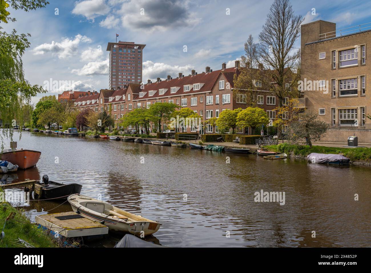 Vue sur le canal Amstel dans le quartier de Rivierenbuurt, Amsterdam-Zuid, pays-Bas Banque D'Images