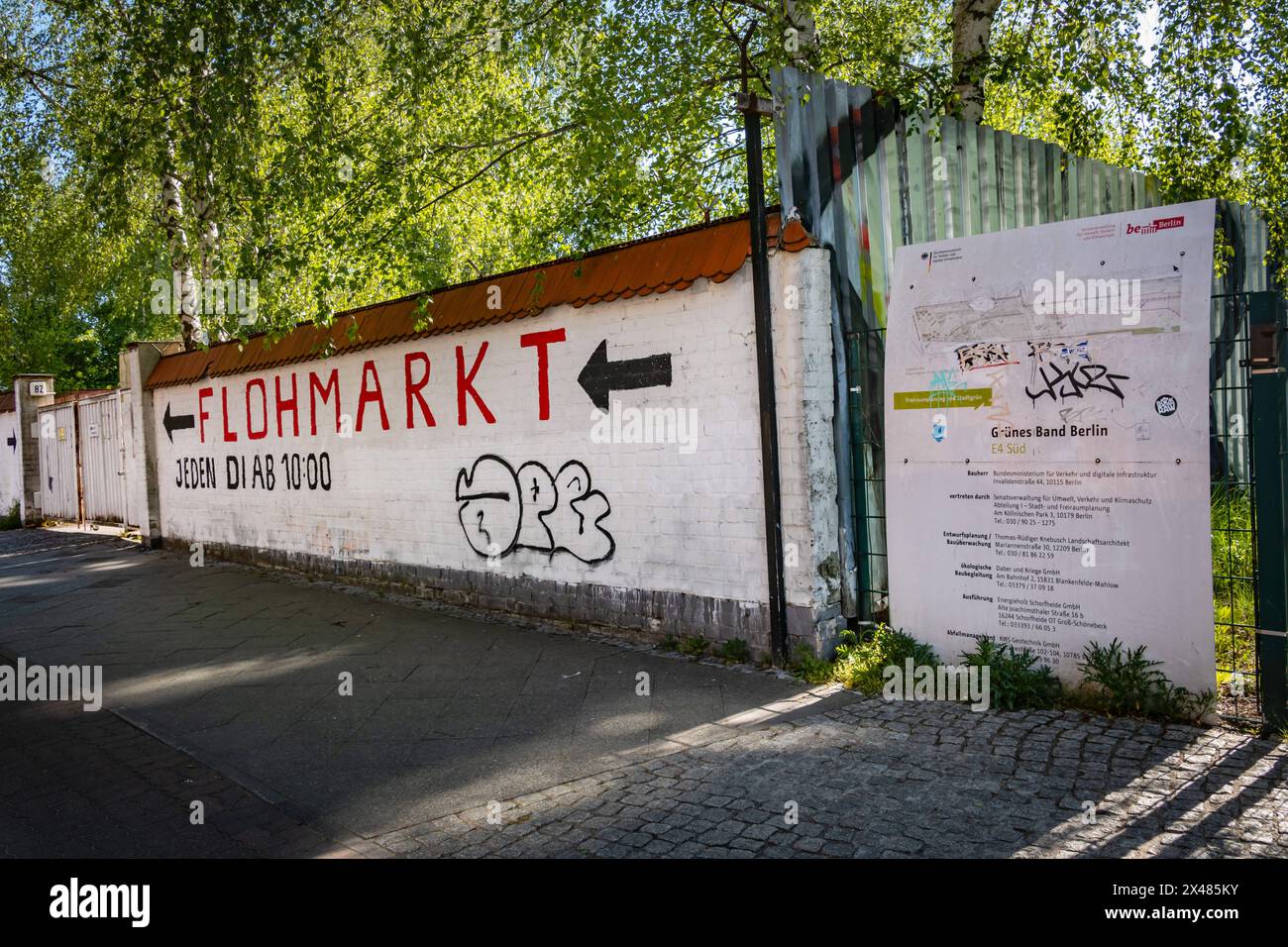 Berlin Reinickendorf Wirtschaftsstandort das Gewerbegebiet im Bereich Flottenstraße / Montanstraße / Lengeder Straße. Von hier ausgehende Geruchsbelästigung ist ein Grund, Dass im angrenzenden Gebiet in Wilhelmsruh im Bezirk Pankow am Bahnhof das Neubaugebiet Wilhelmsruher Tor vorerst nicht gebaut werden kann das geplante Baugebiet an der Kopenhagener Straße - 01.05.2024 Berlin *** Berlin Reinickendorf lieu d'affaires zone industrielle de la Flottenstrasse Montanstrasse Lengeder Strasse la nuisance odorante voici une raison pour laquelle la zone de développement de Wilhelmsruher Tor c Banque D'Images