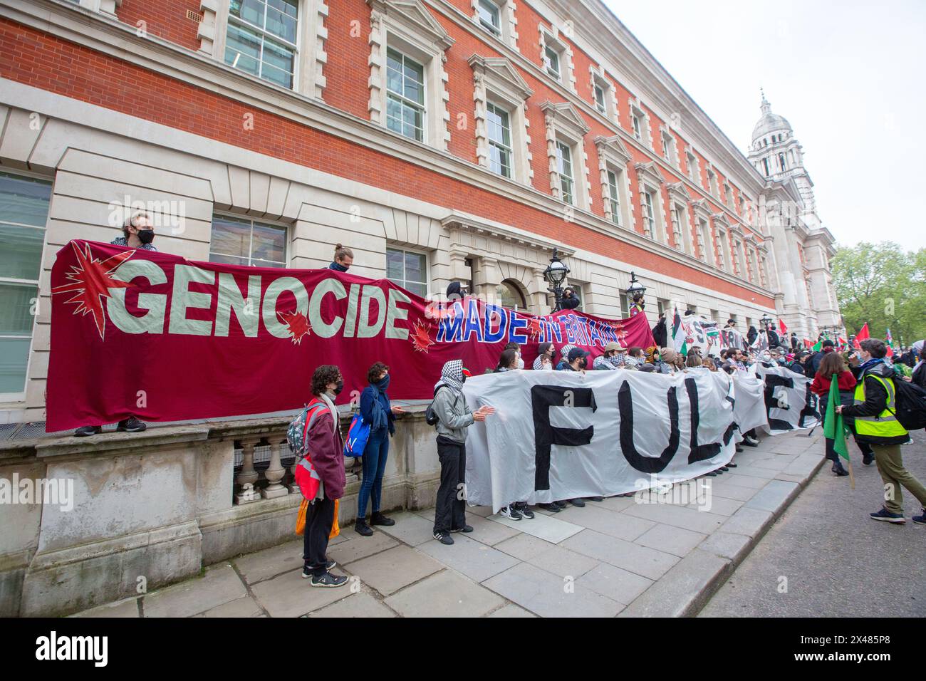 Londres, Angleterre, Royaume-Uni. 1er mai 2024. Les manifestants pro-palestiniens bloquent les entrées du ministère des Affaires et du commerce à Westminster dans une manifestation appelant le gouvernement à arrêter les ventes d'armes à Israël. (Crédit image : © Tayfun Salci/ZUMA Press Wire) USAGE ÉDITORIAL SEULEMENT! Non destiné à UN USAGE commercial ! Banque D'Images