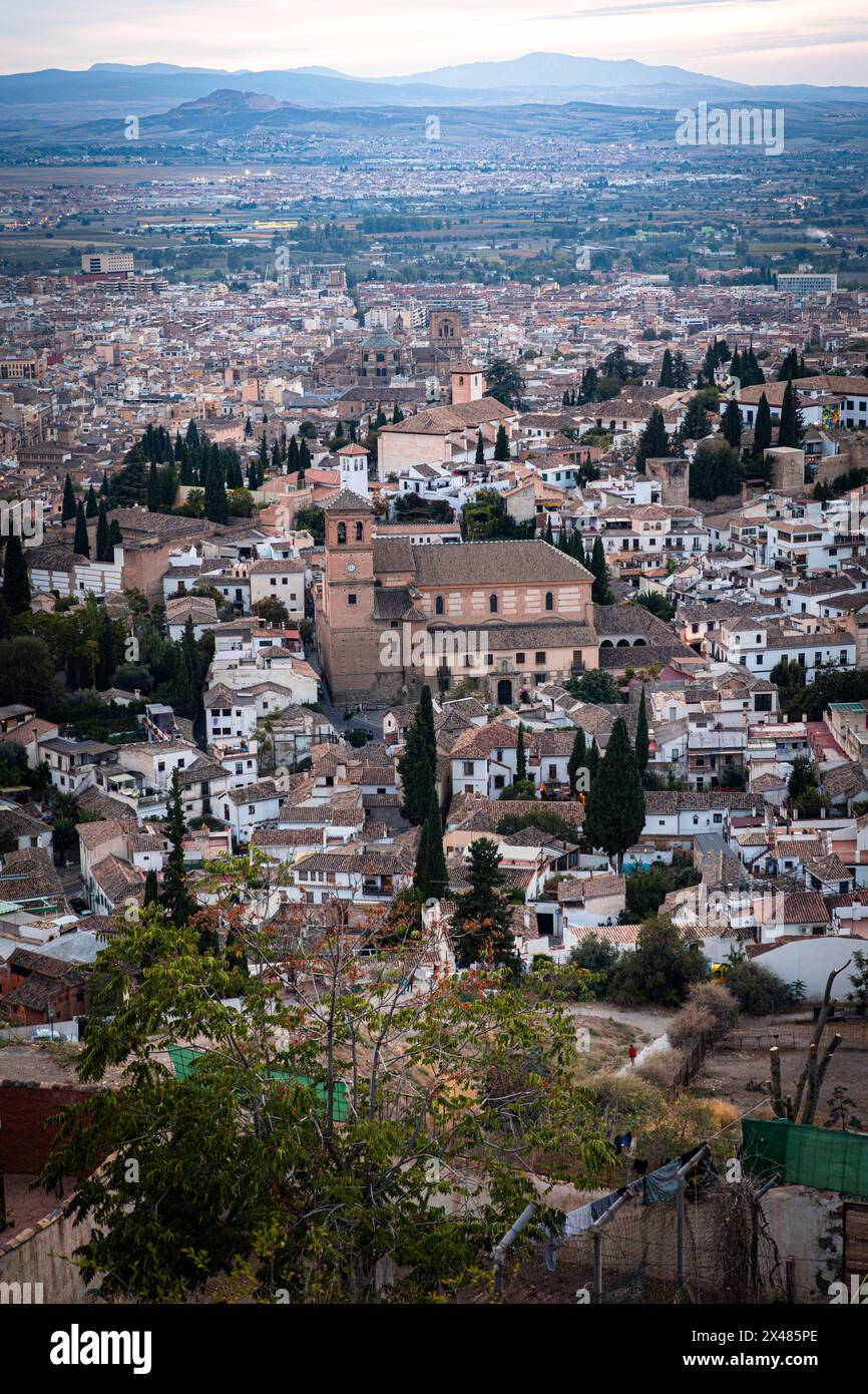 Vue rapprochée sur le célèbre quartier Albaicin depuis le balcon de San Miguel Alto à Grenade, Andalousie, Espagne. Banque D'Images