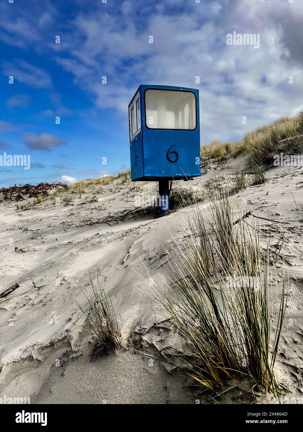 Vieille tour de sauvetage sur la plage de Juist, îles de Frise orientale, Allemagne, au printemps. Banque D'Images