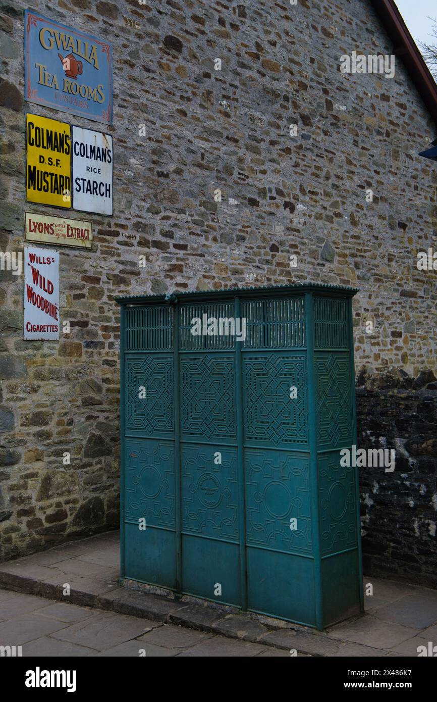 Un urinoir public du début des années 1900 construit par Walter Macfarlane Ltd à l'origine à Llanwrtyd Wells à Powys et reconstruit à Llanwrtyd Wells à Powys Banque D'Images