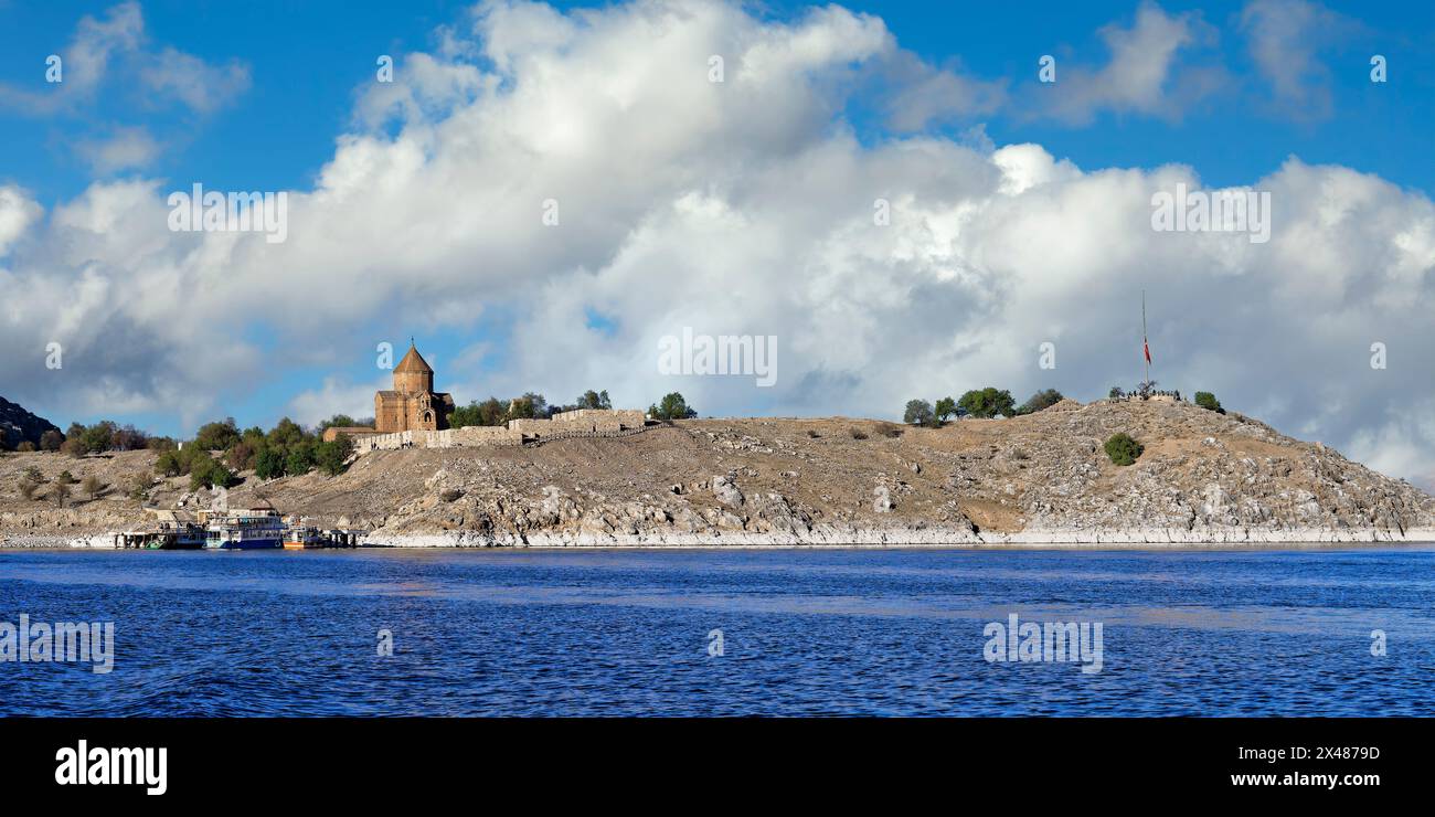 10ème siècle Akdamar Église arménienne de la Sainte Croix et jetée, île d'Akdamar, Turquie Banque D'Images