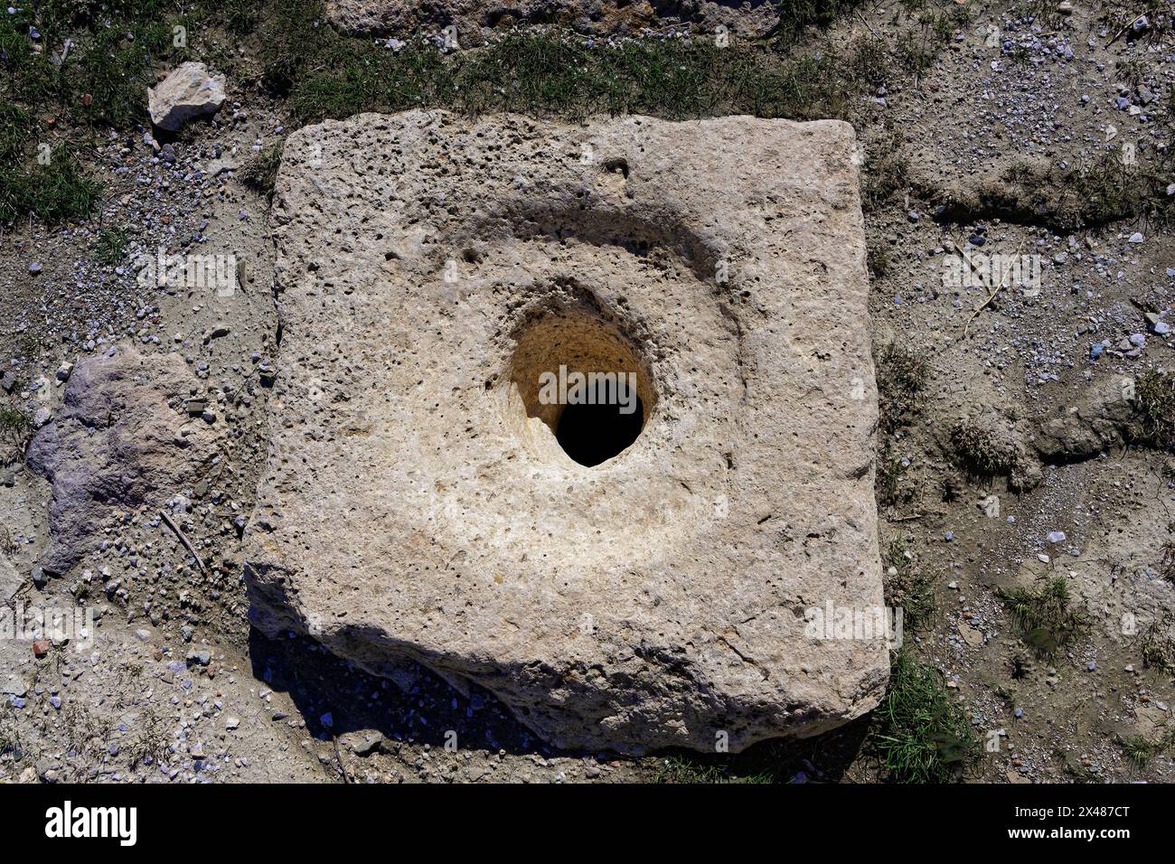 Ruines de la citadelle urartienne de Cavustepe, la plus ancienne toilette squat jamais excavée, Van, Turquie Banque D'Images