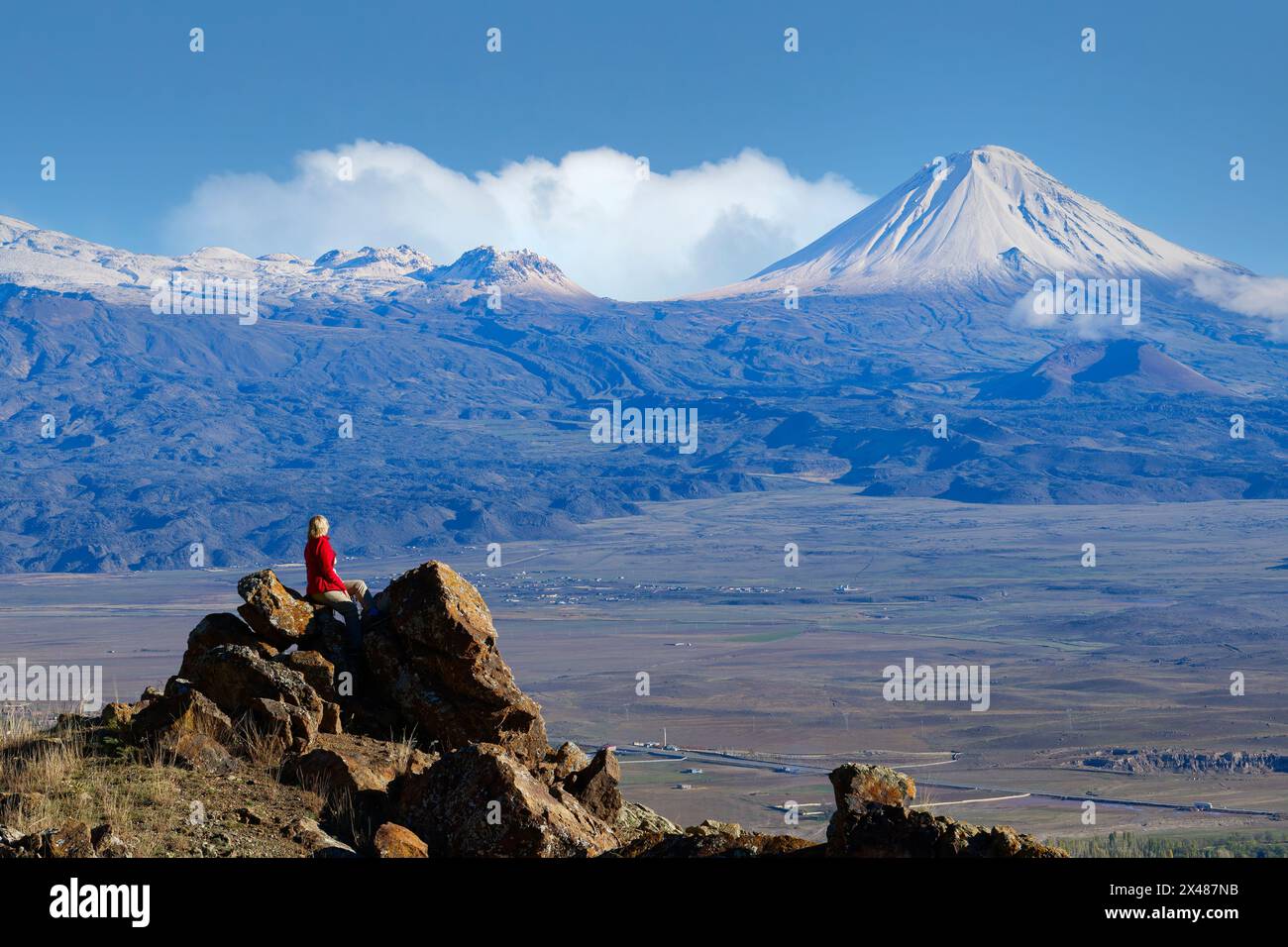 Femme cherchant au sommet enneigé du mont Ararat, Dogubayazit, Turquie Banque D'Images