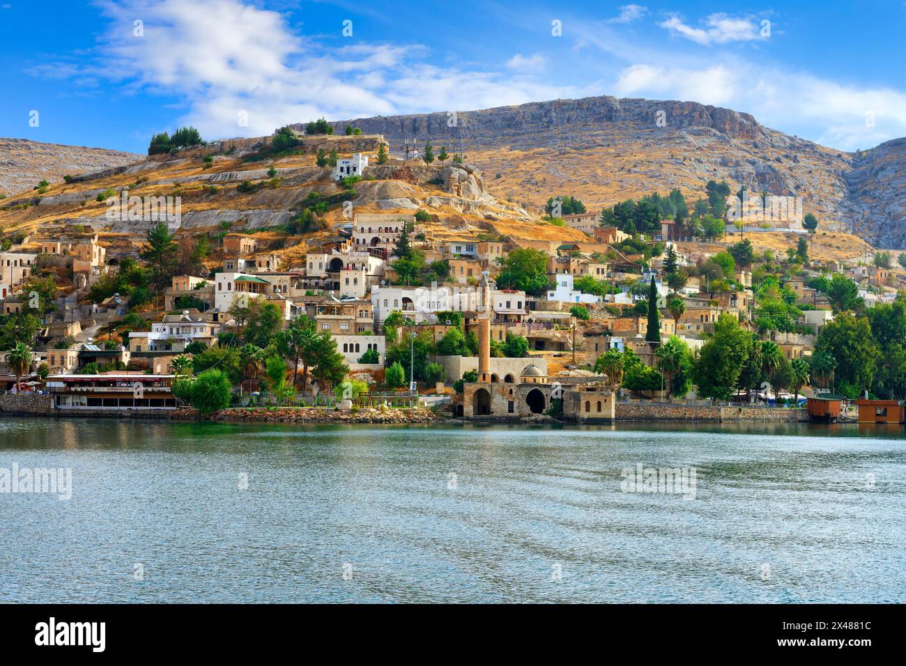 Mosquée partiellement submergée d'Eski Halfeti en raison de la construction du barrage de Birecik sur l'Euphrate, Old Halfeti, Turquie Banque D'Images