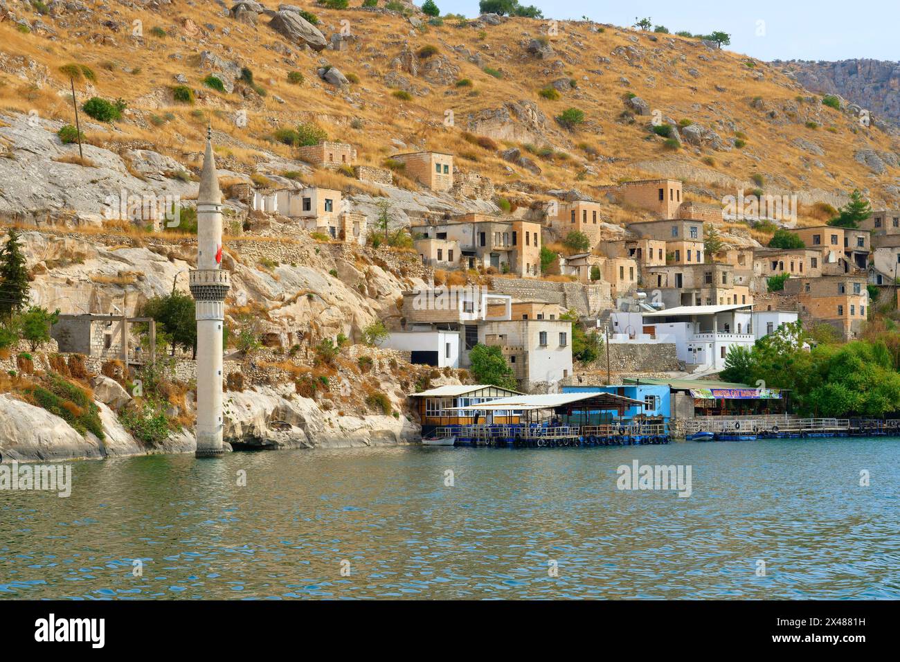 Maisons et mosquée d'Eski Savasan en raison de la construction du barrage de Birecik sur l'Euphrate, Halfeti, Turquie Banque D'Images