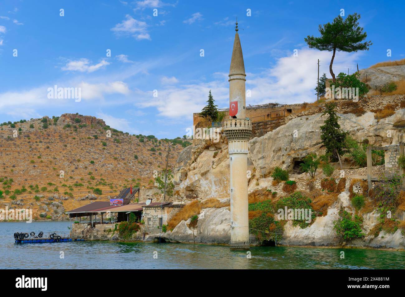 Maisons et mosquée d'Eski Savasan en raison de la construction du barrage de Birecik sur l'Euphrate, Halfeti, Turquie Banque D'Images