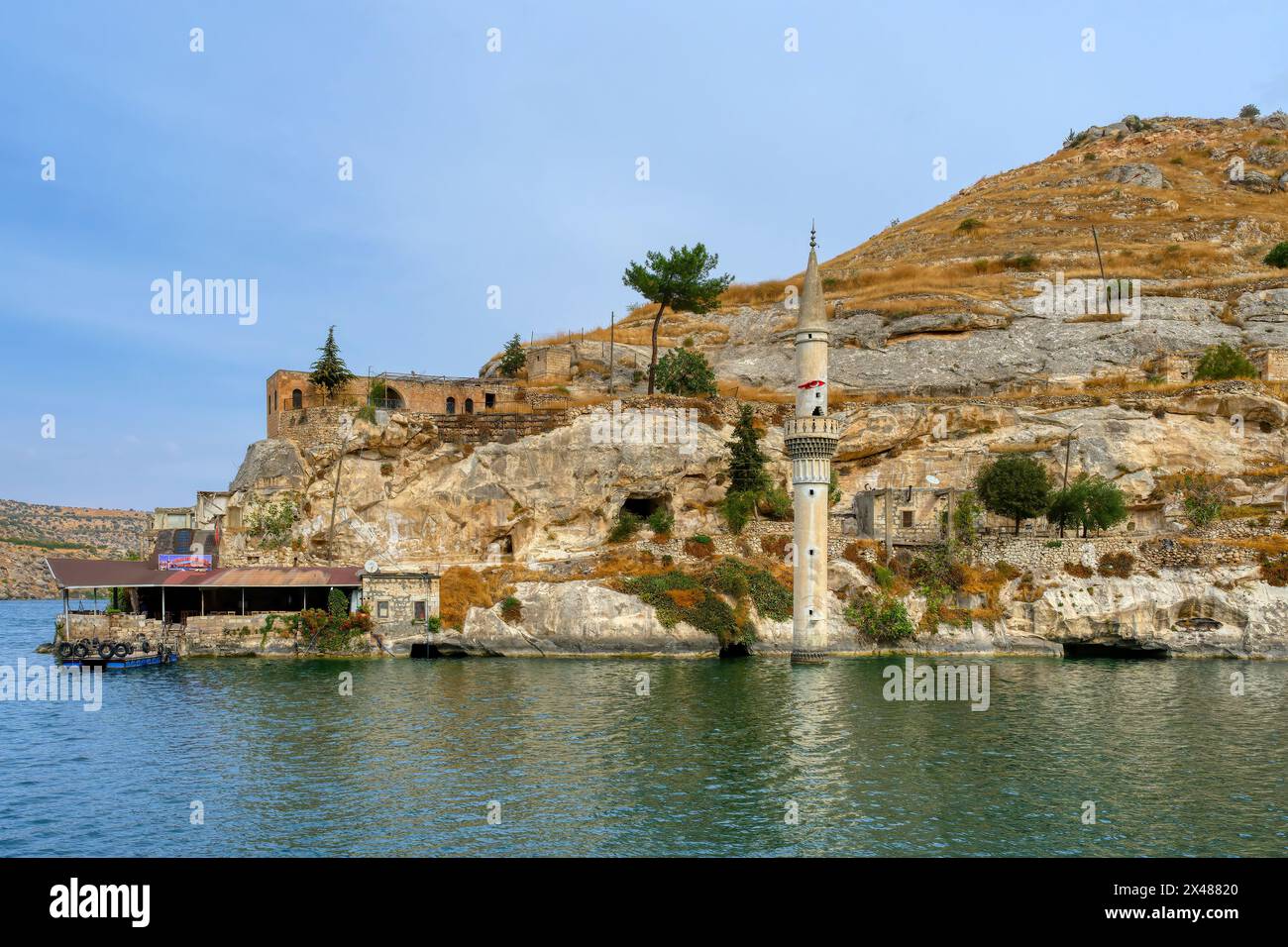 Maisons et mosquée d'Eski Savasan en raison de la construction du barrage de Birecik sur l'Euphrate, Halfeti, Turquie Banque D'Images