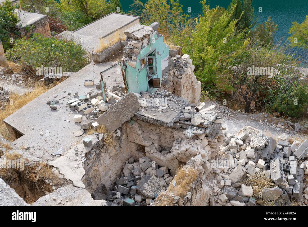 Maisons abandonnées à Eski Savasan après la construction du barrage de Birecik sur l'Euphrate, Halfeti, Turquie Banque D'Images