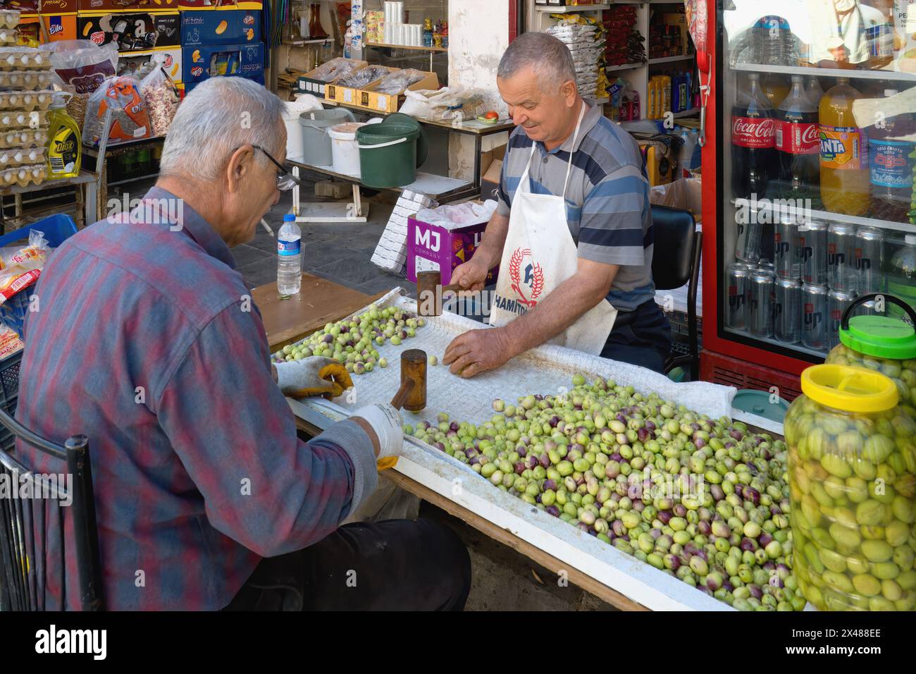 Hommes préparant des olives pour la consommation, bazar Mardin, Turquie Banque D'Images