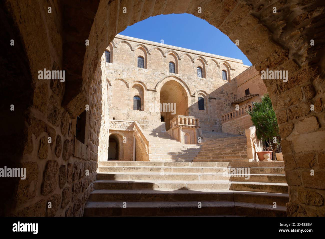 Entrée au monastère Saint Ananias connu sous le nom de Deyrulzafaran ou monastère du safran vu à travers une arche, Mardin, Turquie Banque D'Images