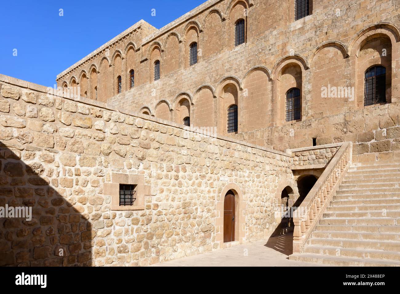 Monastère de Saint Ananias connu sous le nom de Deyrulzafaran ou monastère du safran, escaliers, Mardin, Turquie Banque D'Images