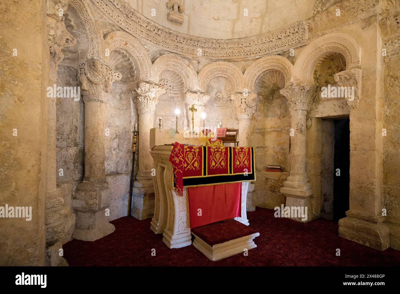 Monastère syrien orthodoxe Meyrien Ana et église dédiée à la Vierge Marie, nef centrale et autel principal, Mardin, Turquie Banque D'Images