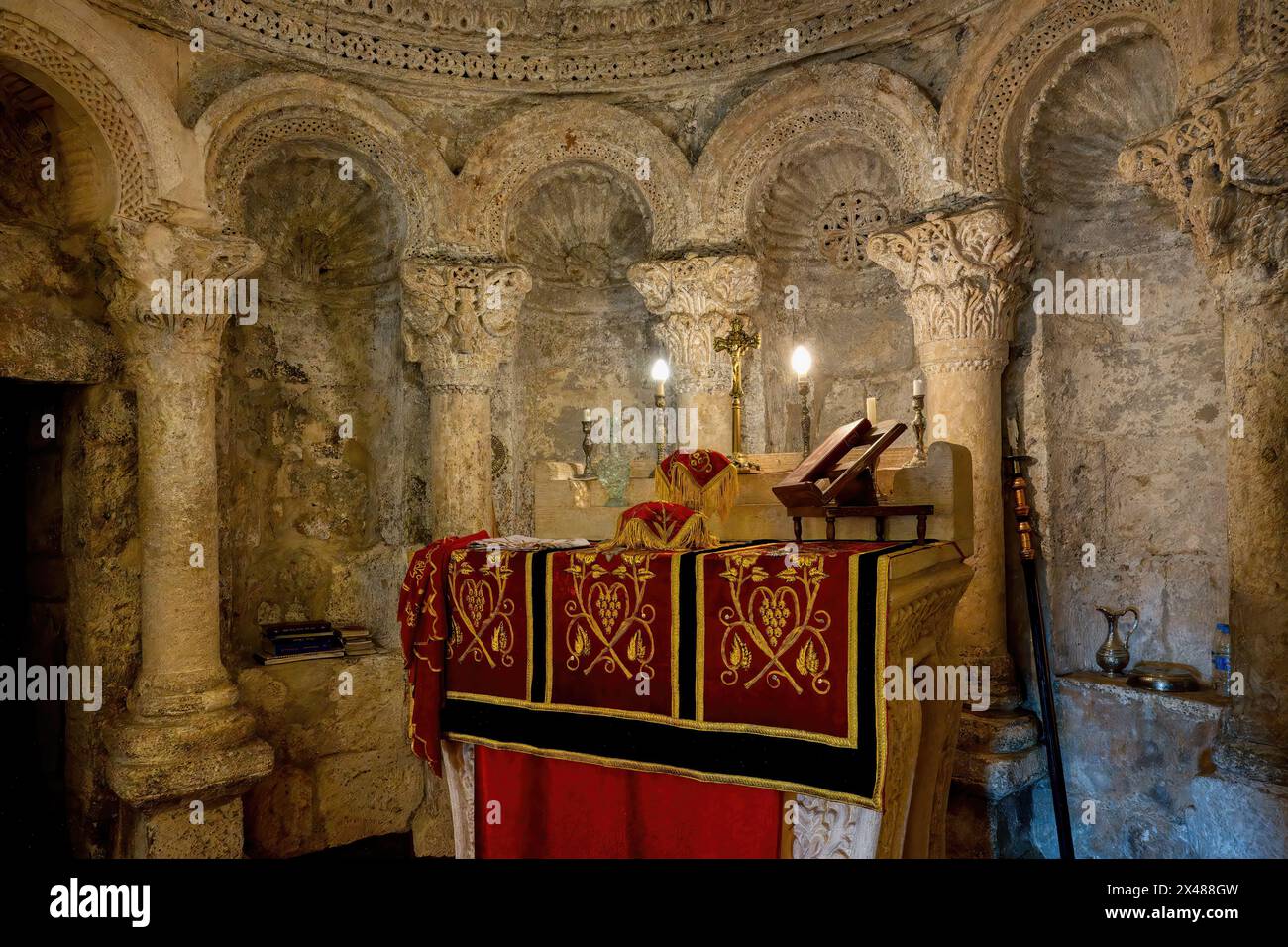 Monastère syrien orthodoxe Meyrien Ana et église dédiée à la Vierge Marie, nef centrale et autel principal, Mardin, Turquie Banque D'Images