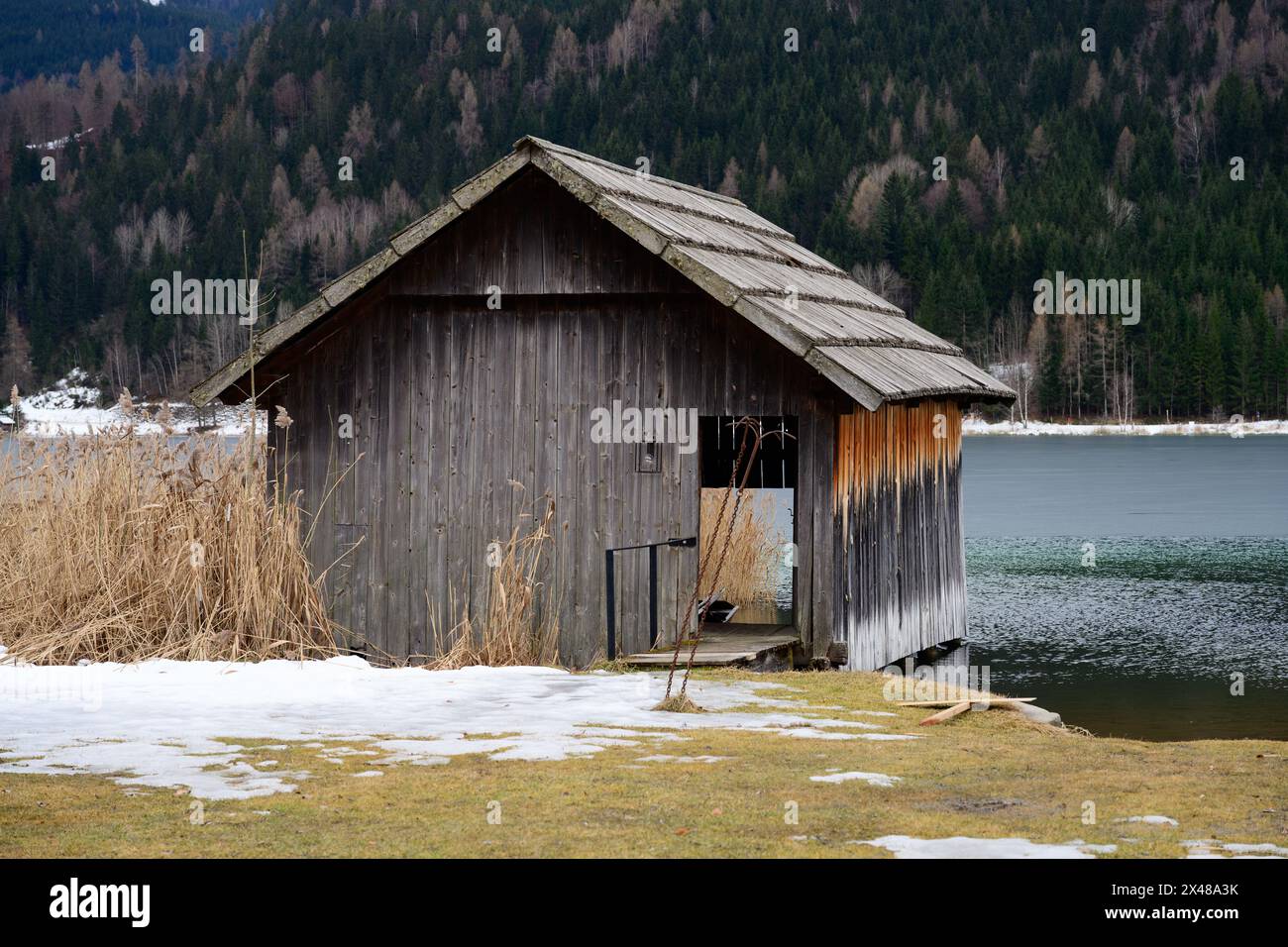 Boat House sur le lac Weissensee en Carinthie, Autriche en hiver Banque D'Images
