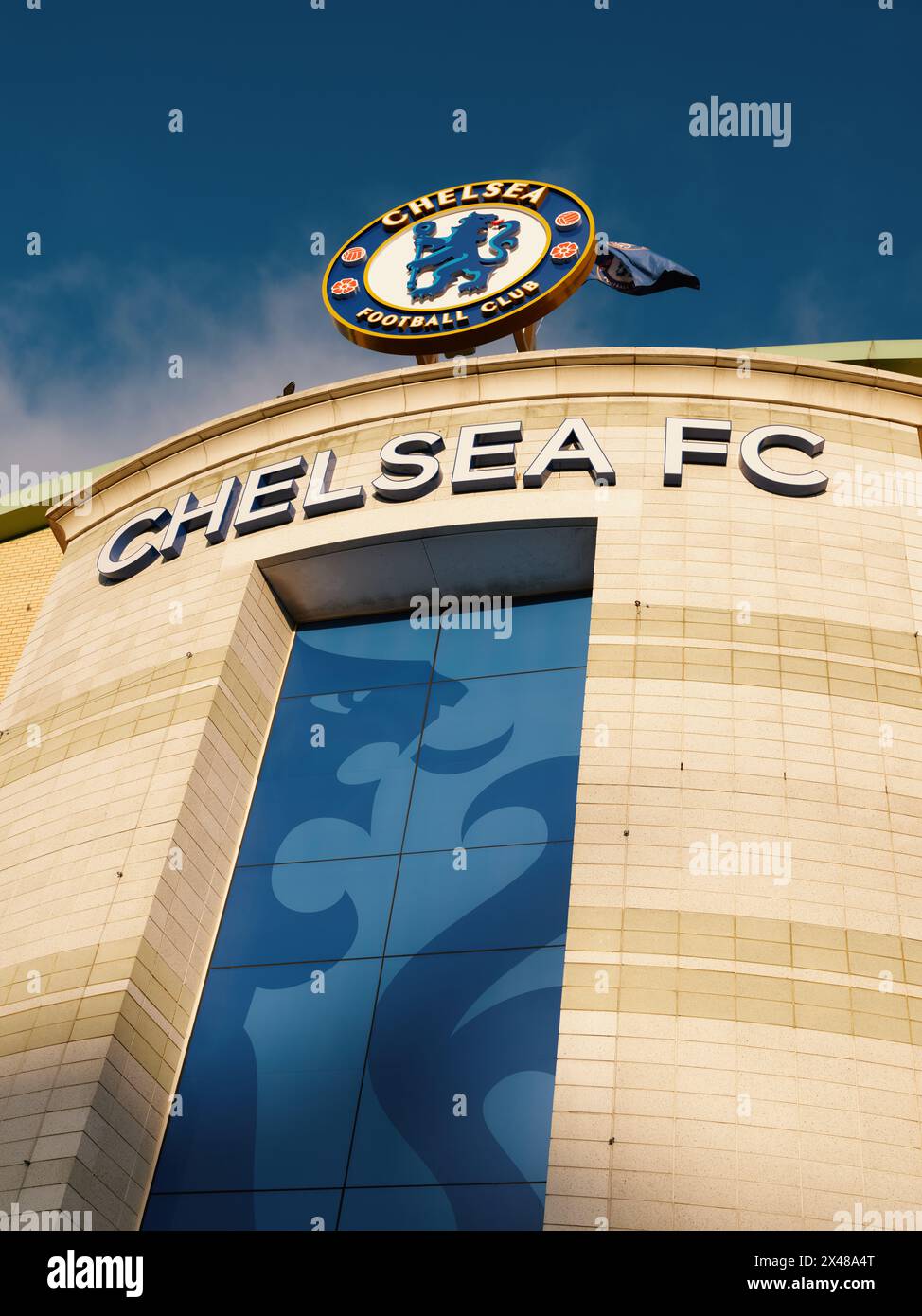 Stamford Bridge, le stade du Chelsea Football Club et le badge vous accueillent au West Stand à Chelsea, Londres Angleterre, Royaume-Uni Banque D'Images