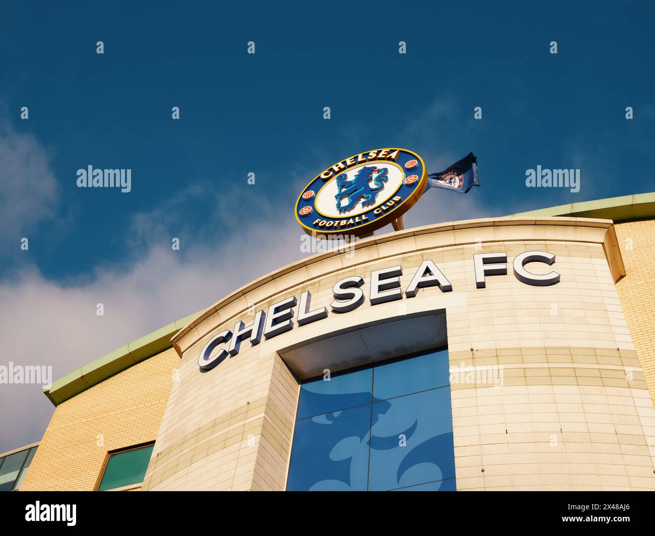Stamford Bridge, le stade du Chelsea Football Club et le badge vous accueillent au West Stand à Chelsea, Londres Angleterre, Royaume-Uni Banque D'Images