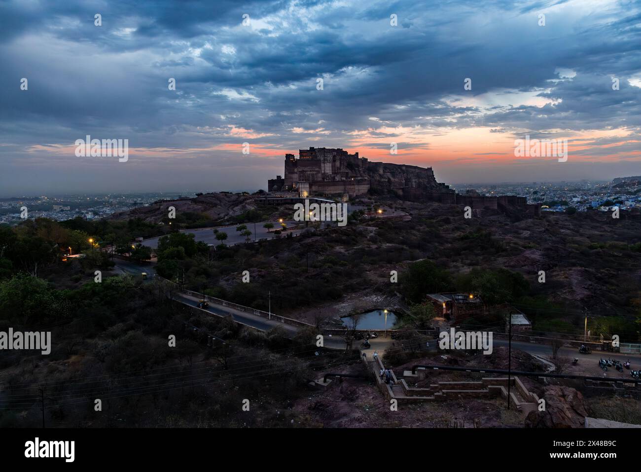 ancien fort historique avec le ciel de coucher de soleil spectaculaire au crépuscule de l'image d'angle plat est prise à mehrangarh fort jodhpur rajasthan inde. Banque D'Images