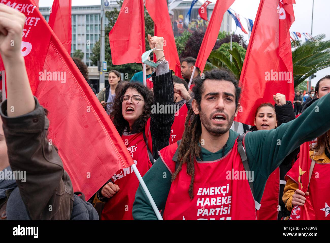 Fatih, Istanbul, Turquie. 1er mai 2024. Les gens crient des slogans lors d'un rassemblement de célébration du 1er mai à Istanbul, Â 01Â MayÂ 2024. (Crédit image : © Tolga Uluturk/ZUMA Press Wire) USAGE ÉDITORIAL SEULEMENT! Non destiné à UN USAGE commercial ! Banque D'Images