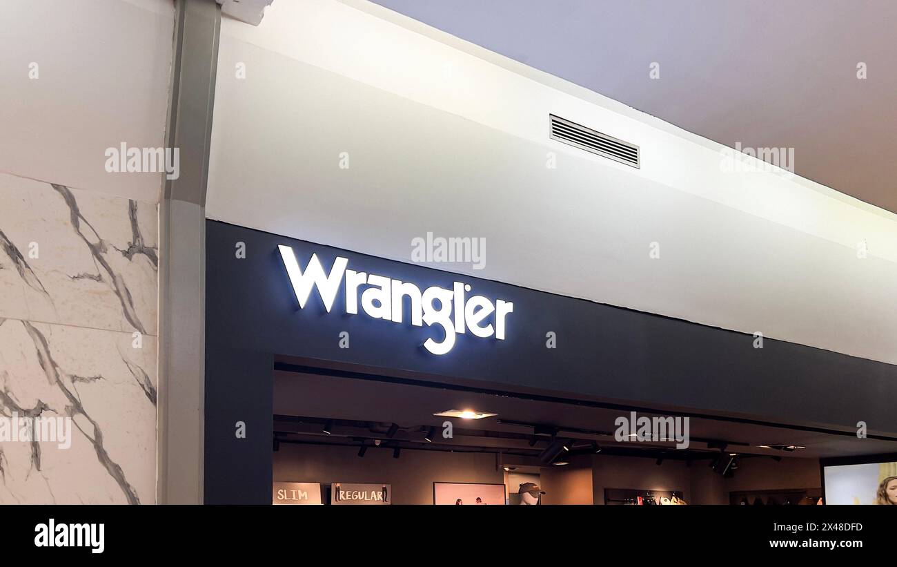 Magasin Wrangler dans le centre commercial Galeria. Wranglerest un fabricant américain de jeans et autres vêtements. Bekasi, Indonésie, 1er mai 2024 Banque D'Images