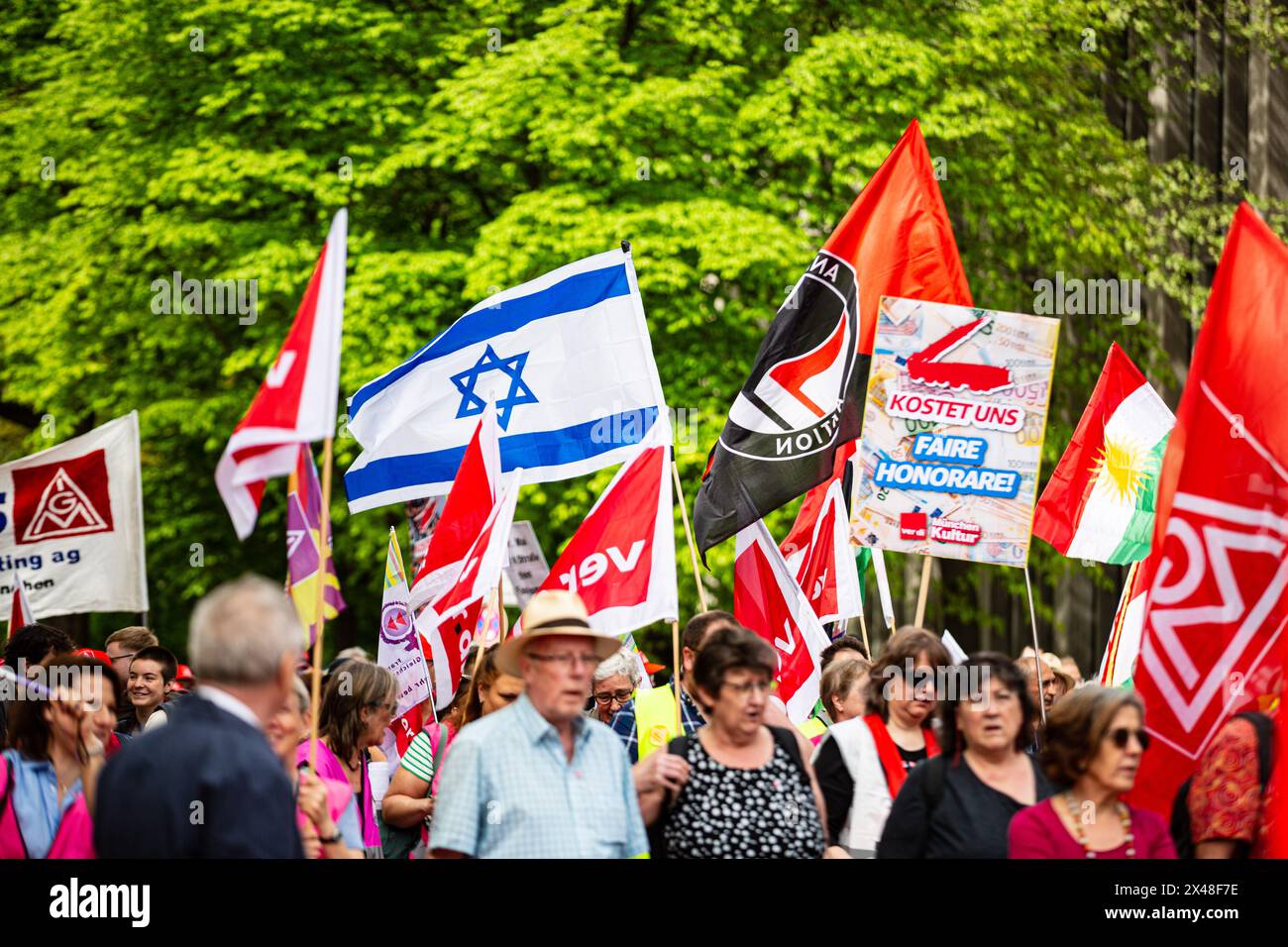 Munich, Allemagne. 01 mai 2024. Des milliers de personnes se sont rassemblées à Munich, en Allemagne, pour la manifestation syndicale pour la journée internationale des travailleurs. (Photo de Alexander Pohl/Sipa USA) crédit : Sipa USA/Alamy Live News Banque D'Images