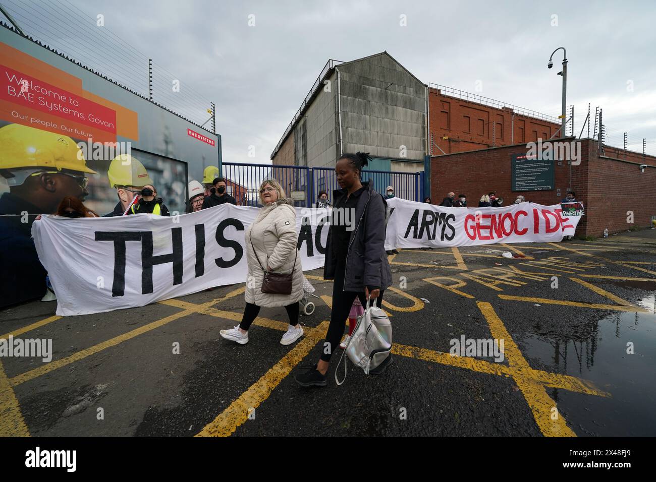 Les manifestants forment un blocus devant le fabricant d'armes BAE Systems à Glasgow, pour protester contre le conflit Israël-Gaza et appeler à un cessez-le-feu immédiat pour mettre fin aux meurtres de civils en Palestine. Date de la photo : mercredi 1er mai 2024. Banque D'Images