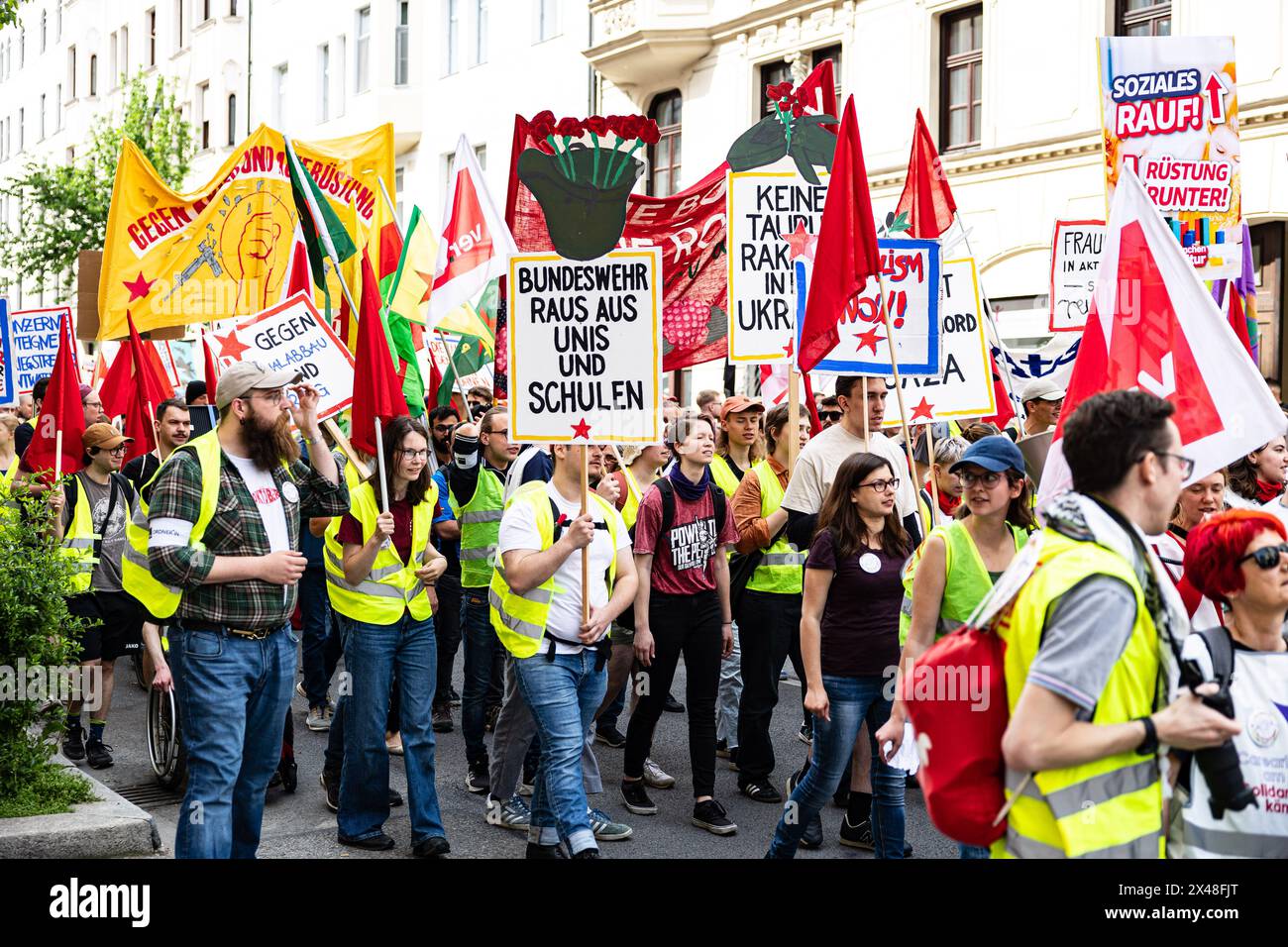 Munich, Allemagne. 01 mai 2024. Des milliers de personnes se sont rassemblées à Munich, en Allemagne, pour la manifestation syndicale pour la journée internationale des travailleurs. (Photo de Alexander Pohl/Sipa USA) crédit : Sipa USA/Alamy Live News Banque D'Images