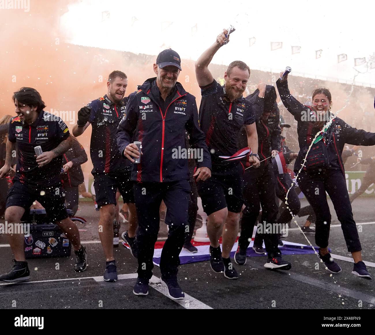 Photo du dossier datée du 27-08-2023 du directeur de la technologie de Red Bull Racing Adrian Newey (au centre gauche). Adrian Newey, l'un des designers les plus célèbres de l'histoire de la formule 1, quittera Red Bull l'année prochaine. Date d'émission : mercredi 1er mai 2024. Banque D'Images