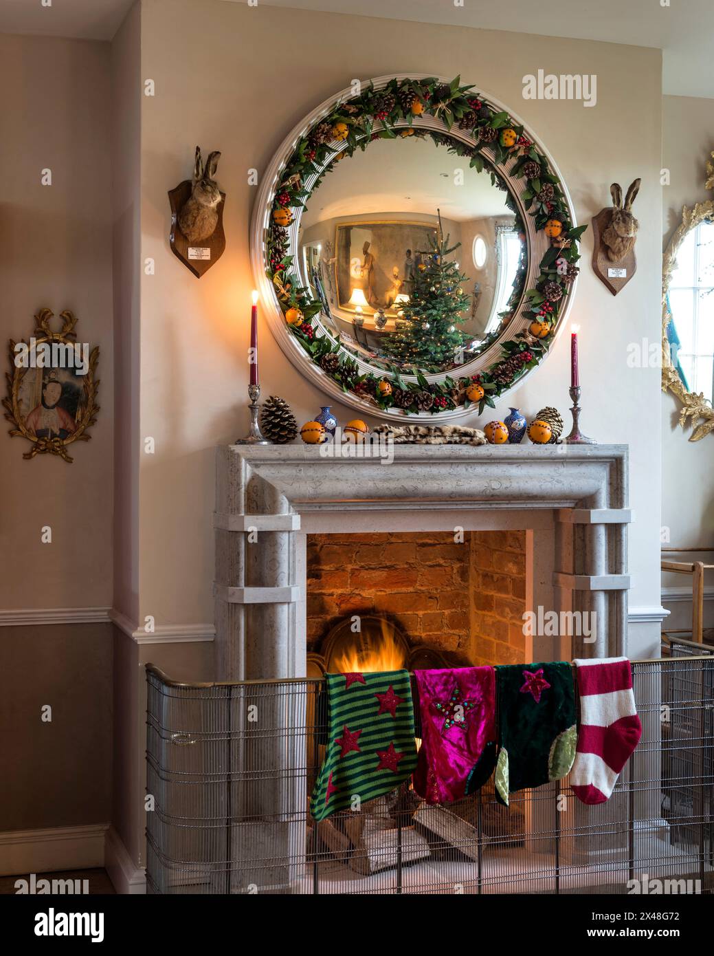 Bas de Noël accrochés sur le garde-feu dans la maison de la famille Dorset, Angleterre, Royaume-Uni Banque D'Images