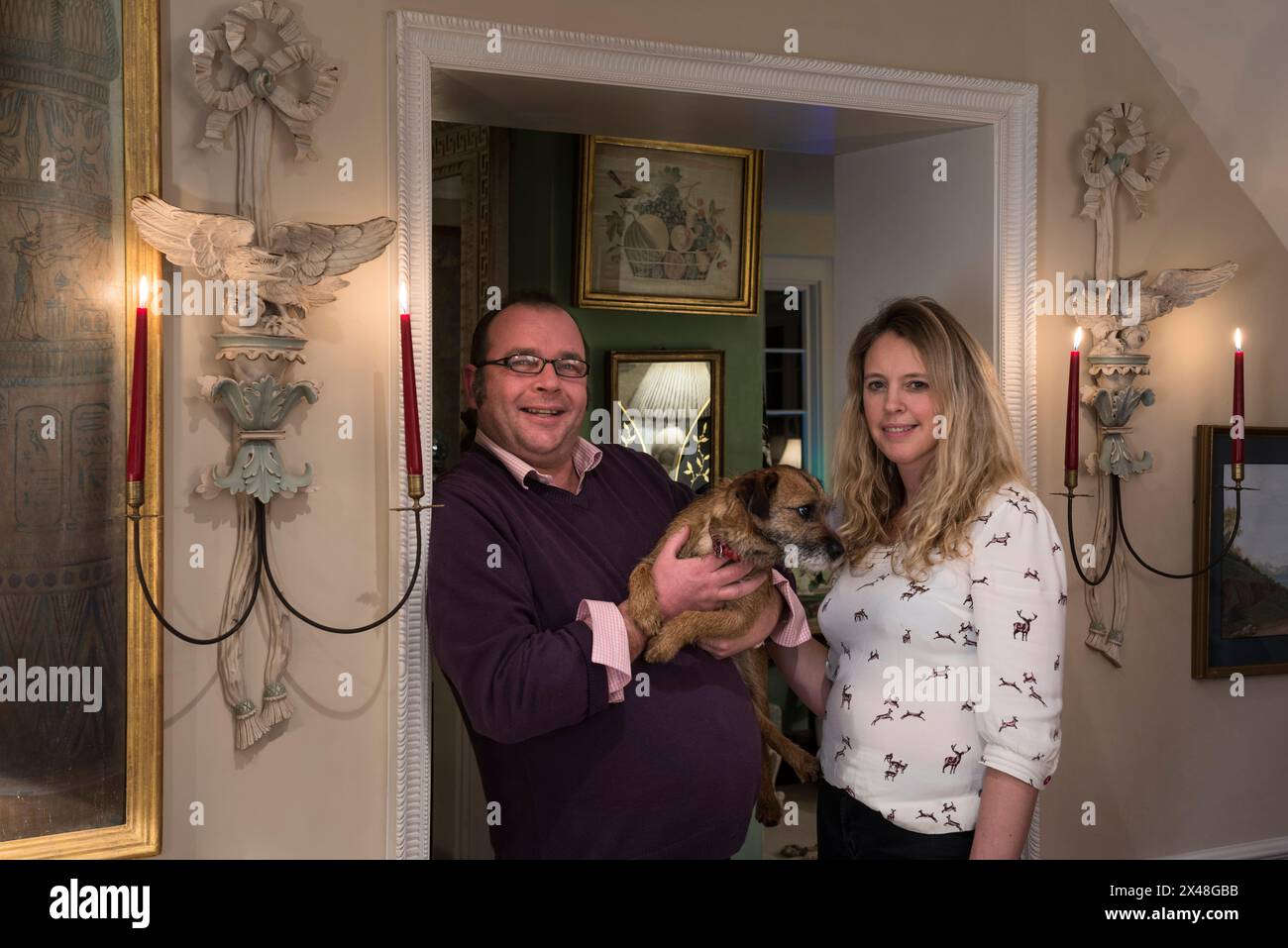 Portrait de couple avec chien de compagnie dans la maison de famille Dorset à Noël, Angleterre, Royaume-Uni Banque D'Images