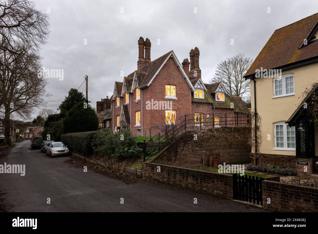 Fenêtres éclairées dans la maison familiale Dorset à Noël, Angleterre, Royaume-Uni Banque D'Images