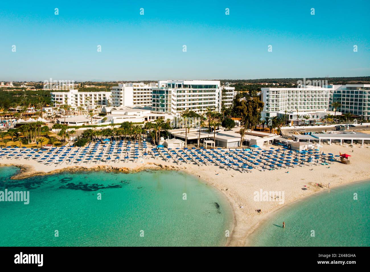 Ayia Napa, Chypre - 15 avril 2023 : vol aérien au-dessus de bâtiments d'hôtel de luxe avec piscines près de la plage avec panorama de verdure de l'île. Sable blanc le plus célèbre Banque D'Images