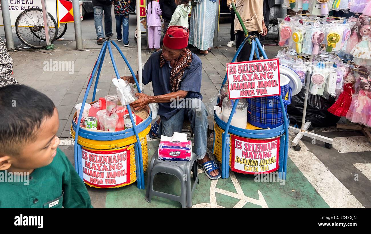 Les touristes et les locaux mangent à l'extérieur dans l'étal dans la rue de Jakarta dans le quartier historique de la vieille ville. La ville est célèbre pour sa cuisine asiatique authentique Banque D'Images