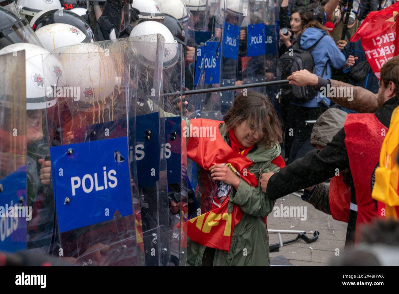 Fatih, Istanbul, Turquie. 1er mai 2024. La police anti-émeute turque s'affronte avec des manifestants alors qu'ils tentent d'atteindre la place Taksim pour un rassemblement non autorisé du 1er mai lors d'une manifestation de la Journée internationale des travailleurs à Istanbul,Â 1 MayÂ 2024. (Crédit image : © Tolga Uluturk/ZUMA Press Wire) USAGE ÉDITORIAL SEULEMENT! Non destiné à UN USAGE commercial ! Banque D'Images