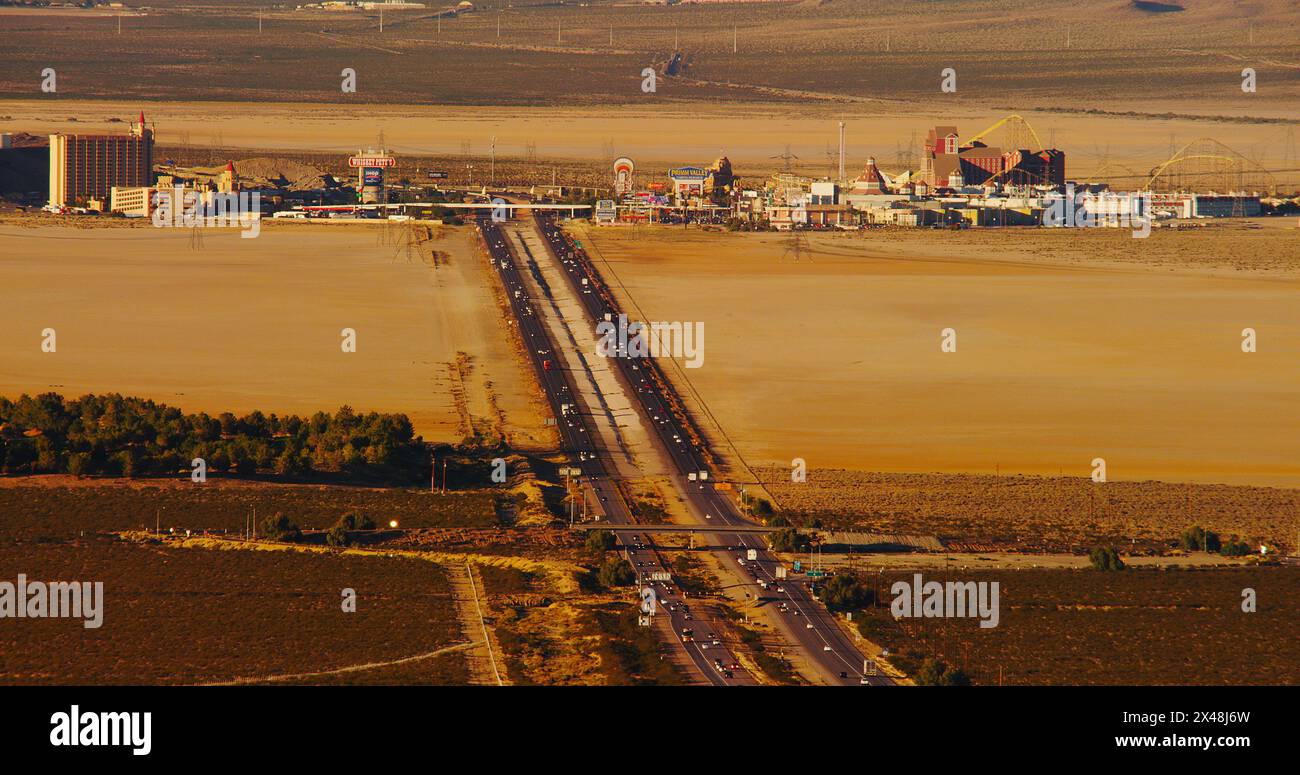 Trafic autoroutier I-15 sur la ligne d'état du Nevada Californie à l'extérieur de Primm Nevada sur le lac sec Ivanpah. Banque D'Images