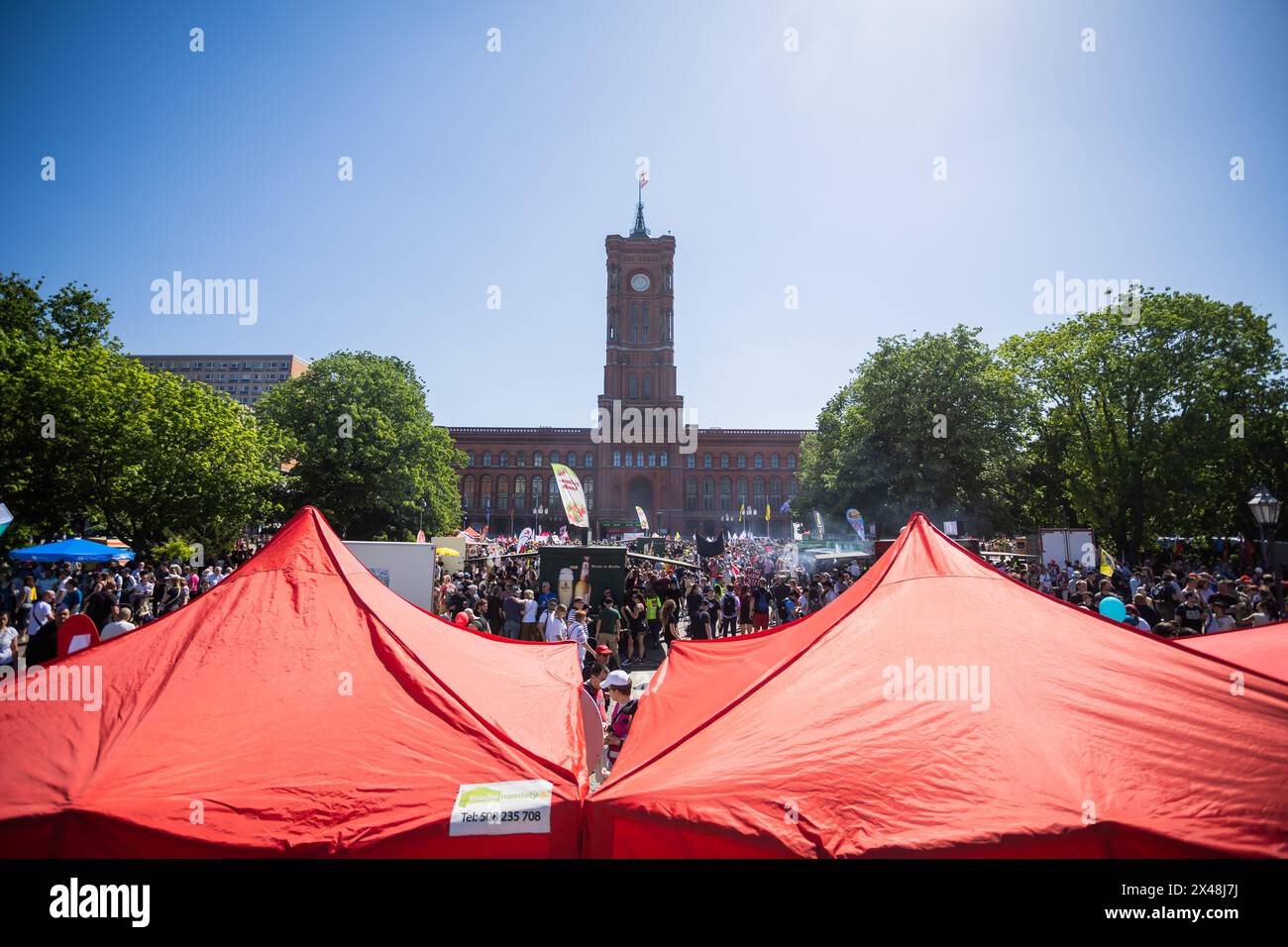 Berlin, Allemagne. 01 mai 2024. Le Festival de mai de la DGB (Confédération allemande des syndicats) devant les Rotes Rathaus. Crédit : Christoph Soeder/dpa/Alamy Live News Banque D'Images