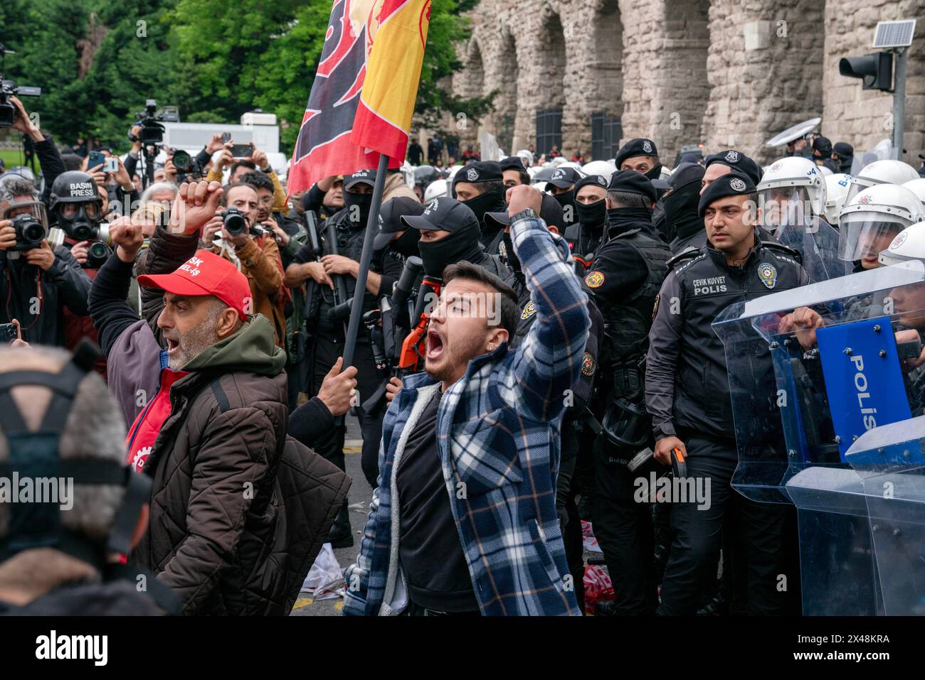 Fatih, Istanbul, Turquie. 1er mai 2024. Les manifestants crient des slogans et se bagarrent avec la police turque lors d'un rassemblement de célébration du 1er mai à Istanbul, Â 01Â MayÂ 2024. (Crédit image : © Tolga Uluturk/ZUMA Press Wire) USAGE ÉDITORIAL SEULEMENT! Non destiné à UN USAGE commercial ! Banque D'Images