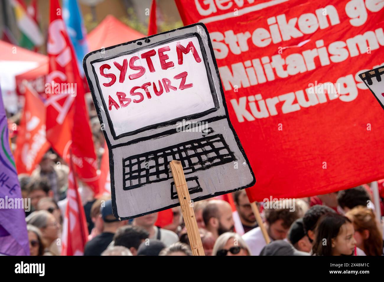 Schilder und transparente BEI Maikundgebung des DGB, München, Tag der Arbeit, 1. Mai 2024 Deutschland, München, 1. Mai 2024, Systemabsturz, Schilder BEI Maikundgebung des DGB, Gewerkschaftskundgebung zum 1. Mai auf dem Marienplatz, Gewerkschaften fordern mehr Lohn, eine bessere Work-Life-Balance, mehr soziale Sicherheit, Tag der Arbeit, Feiertag, Bayern, *** pancartes et bannières au rassemblement du jour de mai de la DGB, Munich, fête du travail, 1er mai 2024 Allemagne, Munich, 1er mai 2024, panne du système, pancartes au rassemblement du jour de mai de la DGB, rassemblement syndical du jour de mai sur Marienplatz, les syndicats exigent plus de salaires, un meilleur équilibre entre vie professionnelle et vie privée Banque D'Images