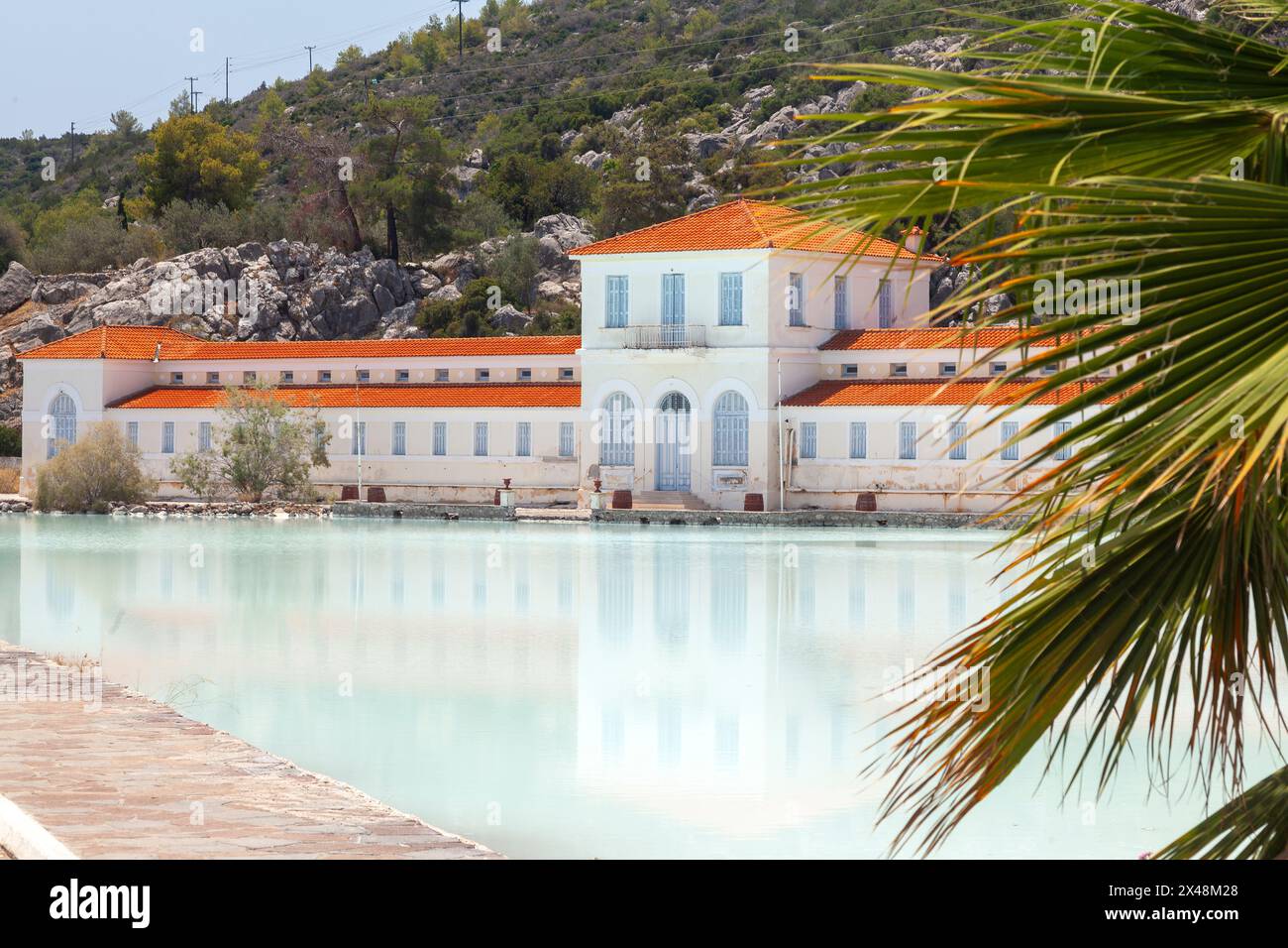 Le bâtiment Spa du début des années 1900 à l'entrée de la ville de Methana, en Grèce, avec les eaux chaudes riches en soufre, blanc de lait coloré, avec une odeur distinctive Banque D'Images