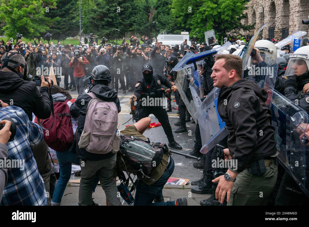 Fatih, Istanbul, Turquie. 1er mai 2024. La police anti-émeute turque s'affronte avec des manifestants alors qu'ils tentent d'atteindre la place Taksim pour un rassemblement non autorisé du 1er mai lors d'une manifestation de la Journée internationale des travailleurs à Istanbul,Â 1 MayÂ 2024. (Crédit image : © Tolga Uluturk/ZUMA Press Wire) USAGE ÉDITORIAL SEULEMENT! Non destiné à UN USAGE commercial ! Banque D'Images