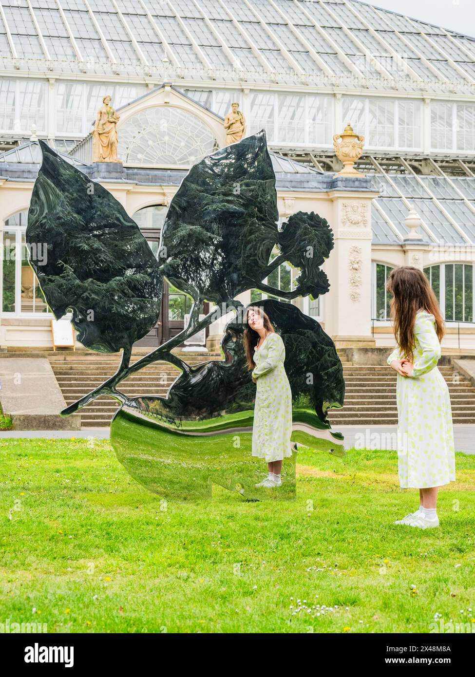 Londres, Royaume-Uni. 1er mai 2024. Our Botanic Self (Happy Tree), 2024 obtient un examen final avant l'ouverture - Marc Quinn : Light into Life at Kew Gardens. Une nouvelle exposition d'œuvres flambant neuves, y compris des installations extérieures et des sculptures à l'intérieur de la maison tempérée inspirée de la collection de plantes de Kew. L'exposition se déroule du samedi 4 mai au dimanche 29 septembre. Crédit : Guy Bell/Alamy Live News Banque D'Images